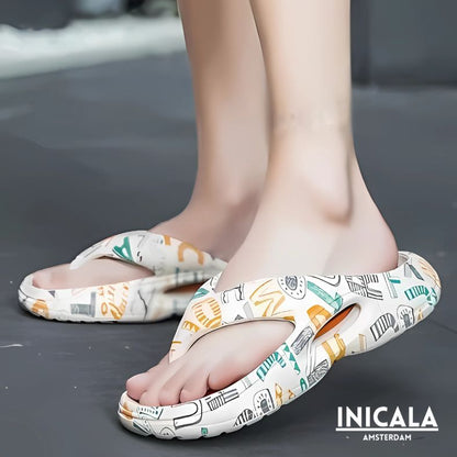 CloudRift™ ergonomische slippers in speels design met dikke dempende zool en stevige grip. Voor ultiem comfort binnens- en buitenshuis. Verkrijgbaar via Inicala.nl.