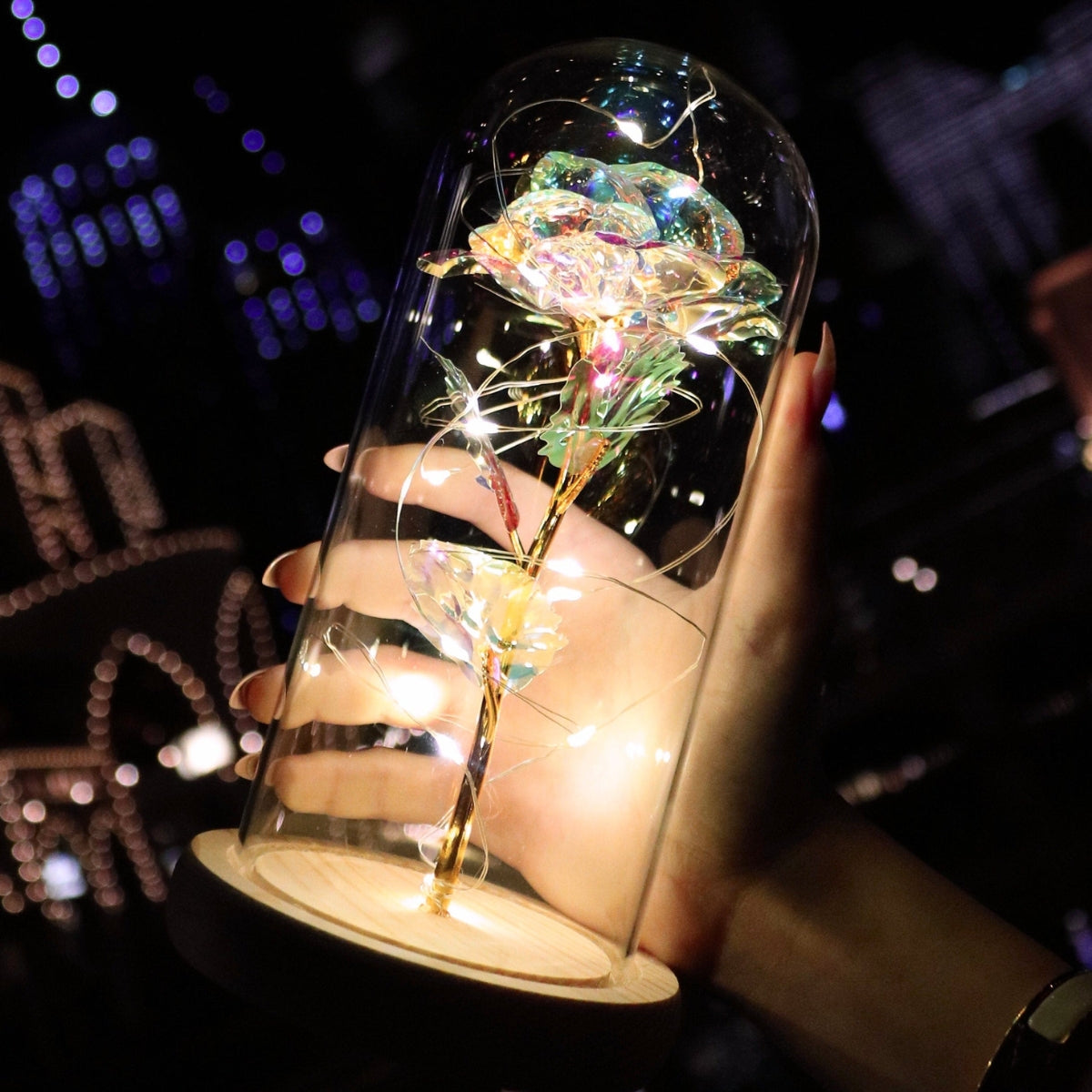 DeEternalGlowRose_straaltineenglazenstolpmetwarmeLED-lichtjes_vastgehoudenineenhand.Eentijdloossymboolvanliefdeenschoonheid.ExclusiefverkrijgbaaropInicala.nl_eenperfectcadeauvoorspeci.jpg