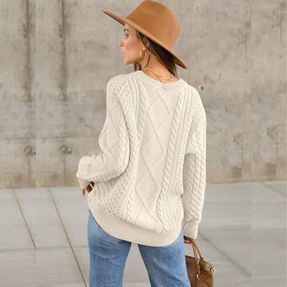 Mia™ Retro Sweater - Stijlvolle kabelgebreide trui met relaxte pasvorm en vintage uitstraling. Verkrijgbaar op Inicala.nl.
