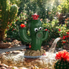 De SplashBall™ cactus-watersproeier in een prachtige tuin, met waterstralen die spuiten voor frisse waterpret. Gemakkelijk aan te sluiten op een tuinslang, te koop op Inicala.nl.