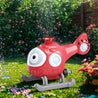 De SplashBall™ helikopter-watersproeier in een levendige tuin, spuit water voor verfrissende speelsessies. Eenvoudig aan te sluiten op een tuinslang, ideaal voor zomerse waterpret, verkrijgbaar op Inicala.nl.