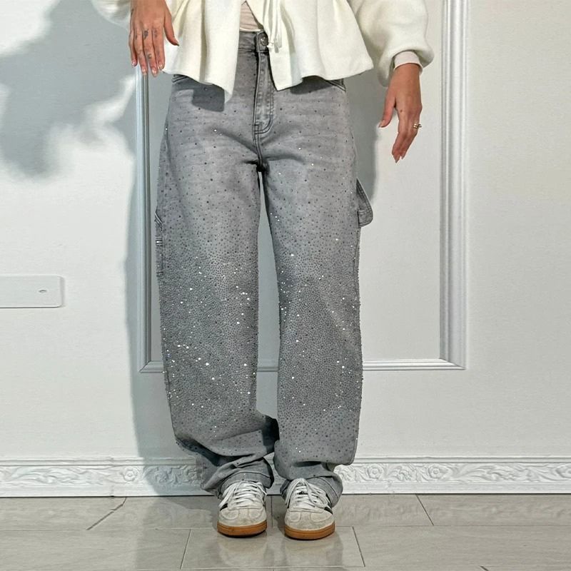 De Stardust Cargo™ – Shiny Denim Statement van Inicala.nl in lichtgrijs, met fonkelende strassdetails over de pijpen en cargozakken aan de zijkant – voor wie comfort wil combineren met opvallende flair.