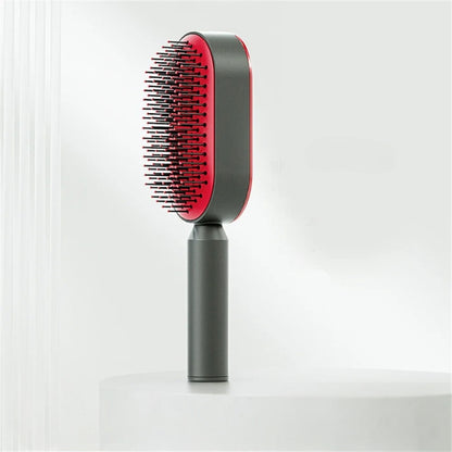 De SwiftBrush™ Zelfreinigende Massage Haarborstel in een opvallend zwart en rood ontwerp combineert stijl met functionaliteit, perfect voor dagelijks gebruik en eenvoudig schoon te maken met één druk op de knop.
