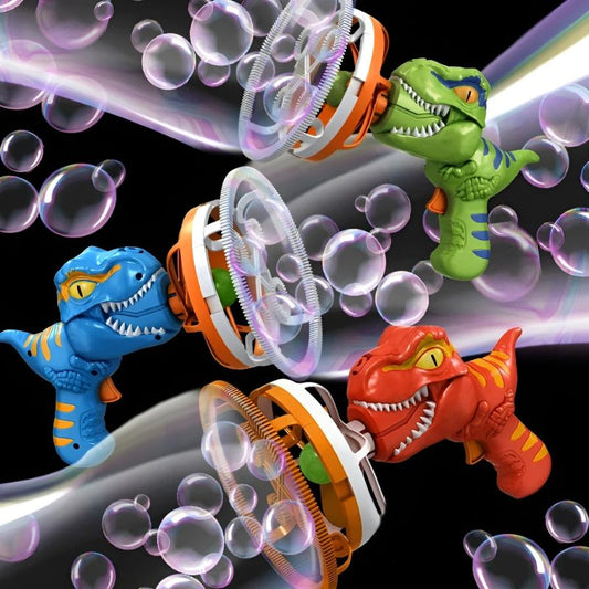 het DinoBlazers™ bellenblaaspistool, verkrijgbaar in blauw, rood en groen. Elk pistool is ontworpen met een coole dinosauruslook en heeft een grote bellenblaasring, perfect voor urenlang speelplezier. Ideaal voor kinderen die dol zijn op dinosaurusavonturen en bellenblaasplezier.