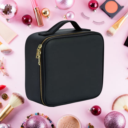 Een compacte, zwarte GlamVista™ LED Makeup Organizer, perfect voor het opbergen van al je make-up essentials. Stijlvol design met een stevige rits en handgreep, ideaal voor thuis of onderweg.