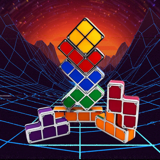 Een toren van kleurrijke TetraGlow™-blokken, opgelicht in levendige tinten geel, rood, blauw, groen, paars en oranje, staat tegen een futuristische achtergrond van een neonrooster en een vurige zonsondergang. Ideaal voor retro-gaming vibes en creatieve decoratie. inicala
