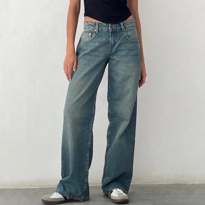 Een volledige weergave van de Amara Retro-Low Jeans in een vintage groenachtige tint. Deze jeans biedt een comfortabele, losvallende pasvorm en een tijdloze retro stijl. Verkrijgbaar op Inicala.nl!