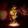 Inicala: Een betoverende gouden roos onder een glazen stolp, omgeven door warme LED-lichtjes, perfect voor romantische momenten. Ideaal als tijdloos Valentijnsgeschenk.