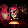 Inicala: Een betoverende roze roos in een glazen stolp, omringd door zachte LED-lichtjes. Een romantisch en tijdloos cadeau dat perfect is voor bijzondere momenten.