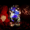Inicala: Een schitterend boeket van blauwe rozen, omringd door sprankelende LED-lichtjes in een glazen stolp. Een uniek en romantisch cadeau dat magie toevoegt aan elk moment.