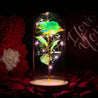 Inicala: Een sprankelende groene roos in een glazen stolp, omhuld met feeërieke LED-lichtjes. Een betoverend symbool van eeuwige liefde en perfect voor Valentijn.