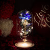 Inicala: Een stralend blauwe roos in een glazen stolp, omringd door fonkelende LED-lichtjes. Een uniek en elegant symbool van liefde, perfect als onvergetelijk cadeau.