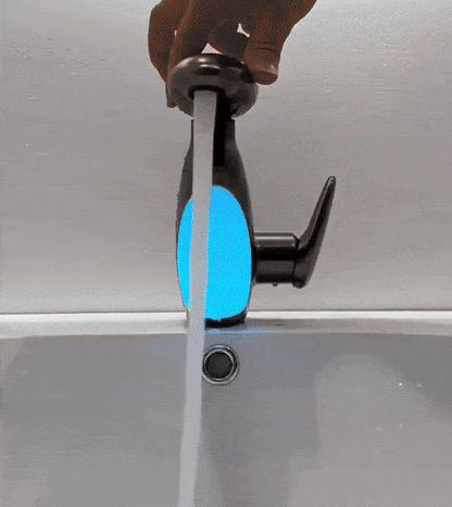 Flowsense™ kraan van Inicala.nl met blauwe LED-verlichting en krachtige straal. De slimme temperatuurindicatie zorgt voor veilig gebruik en een stijlvolle badkamerervaring.