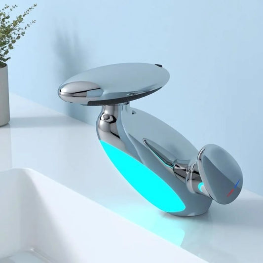 Flowsense™ kraan in chroomlook met blauwe LED-verlichting – modern, veilig en stijlvol. Toont direct de watertemperatuur. Verkrijgbaar via Inicala.nl.