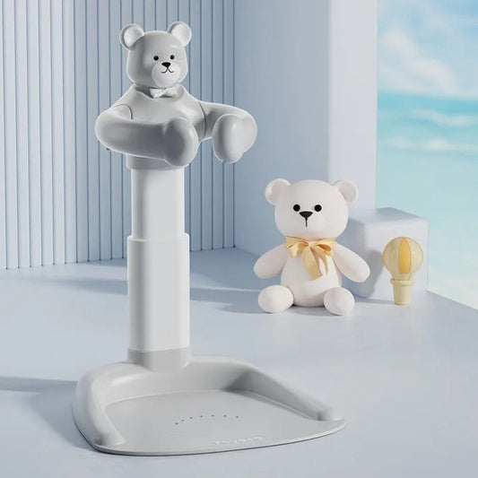 Grijze Lumboo™ – Veilig Staand Badrek voor Kleintjes van Inicala.nl, met knuffelbeerdesign dat steun en veiligheid biedt tijdens het douchen. Ideaal voor rust, comfort en stabiliteit in de badkamer.