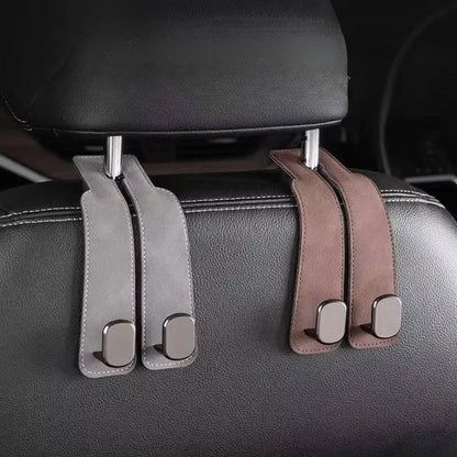HangEase™ Organizer van Inicala.nl – luxe dubbele autostoelhaken in suède (grijs & bruin) voor het ophangen van tassen en accessoires, zorgt voor een nette en georganiseerde auto.