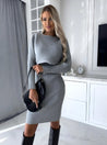 Kitana™ Femme Luxe Set in elegant grijs – een luxe geribbelde tweedelige set die jouw figuur flatteert. Nu verkrijgbaar op Inicala.nl.