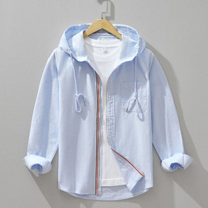 Lichtblauwe NOMORI™ linnen hoodie met capuchon en witte T-shirtlaag, casual opgehangen – verkrijgbaar via Inicala.nl voor de moderne, relaxte lifestyle.