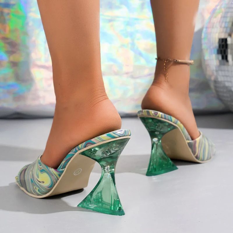 Marbellé™ – Waar Kunst en Mode Samenkomen van Inicala.nl. Groen-blauwe hakslippers met transparante hak, gezien van achteren. Comfortabel, opvallend en ideaal voor een zomerse look
