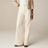 Riviera Flare™ van Inicala.nl in elegant crème – een high-waisted flare jeans met Franse allure, flatterende snit en rechte pijpen. Perfect voor een chique look met comfort.