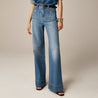Riviera Flare™ van Inicala.nl in klassiek middenblauw denim met wijde pijpen en opvallende zakken – een flatterende jeans met Franse flair voor een tijdloze en stijlvolle look.