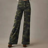 Riviera Flare™ van Inicala.nl in opvallende camouflageprint – high-waisted jeans met wijde pijpen voor een krachtige, urban look met een vleugje Franse flair. Ideaal om stijlvol én stoer voor de dag te komen