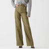 Riviera Flare™ van Inicala.nl in unieke olijfgroene tint – high-waisted jeans met wijde pijpen en goudkleurige details. Een flatterende klassieker met karakter, perfect voor moeiteloos stijlvolle looks.