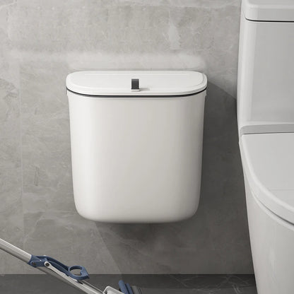 de HydroBin™ wandafvalbak, strak gemonteerd tegen een moderne badkamerwand. Het minimalistische ontwerp en geurblokkerende deksel zorgen voor een nette, frisse uitstraling in elke ruimte.