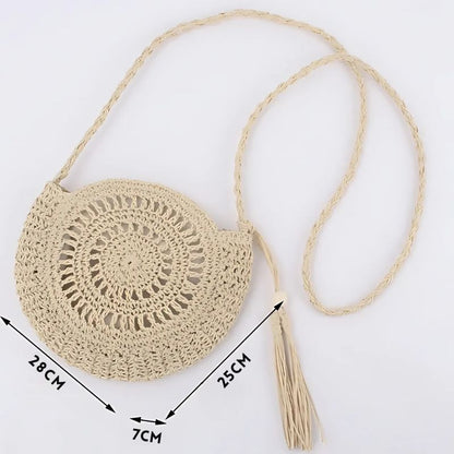 SolaraBoho™ – Ronde handgemaakte gevlochten crossbody tas met kwast, naturel. Afmetingen 28x25x7 cm. Te koop op Inicala.nl, ideaal voor zomerse dagen.