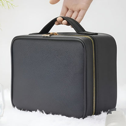 Compacte zwarte GlamVista™ make-up tas met stevige draaggreep en goudkleurige ritssluiting. Minimalistisch design, ideaal voor het georganiseerd bewaren van beauty essentials. Luxe look, perfect voor onderweg.