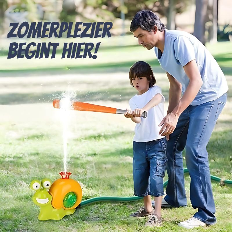 Vader helpt kind slaan met SplashBall™ van Inicala.nl; interactieve waterspeelset met vrolijke slak, stimuleert beweging, coördinatie en zomerplezier in de buitenlucht.