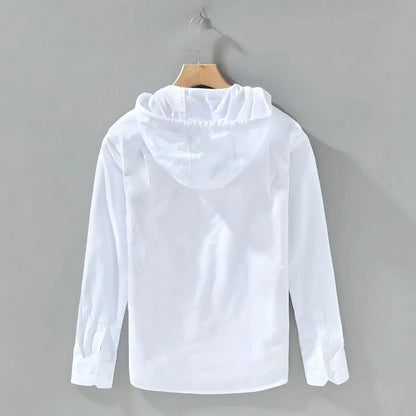 Witte NOMORI™ linnen hoodie met capuchon en lange mouwen, perfect voor zomerse lagen – te koop via Inicala.nl.