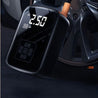 Een compacte AirPump™ die een automatisch oppompte, met een digitaal display van 2,50 bar toont. Ideaal voor onderweg, draadloos en eenvoudig te gebruiken voor snelle hulp bij het oppompen van banden.
