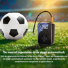 De AirPump™ naast een voetbal op een zonnig veld. Het digitale display toont 2.50 bar. Met vooraf ingestelde druk stopt de pomp automatisch zodra de gewenste druk is bereikt, voor eenvoudig en zorgeloos gebruik.