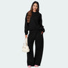 de Luna Ribbon Tracksuit in klassiek zwart, een stijlvol en comfortabel tweedelig outfit. Ideaal voor dagelijks gebruik of ontspannen thuis. Verkrijgbaar op Inicala.nl.
